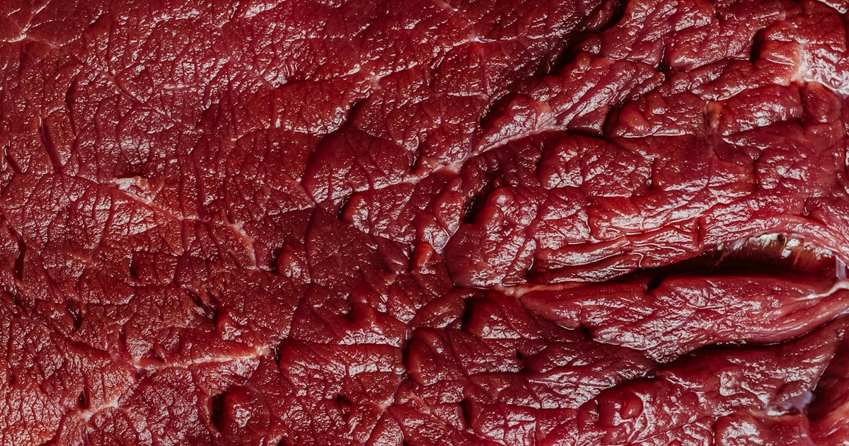 Detailed texture of fresh, raw red meat — Clube Prime, Empório Família Rodrigues