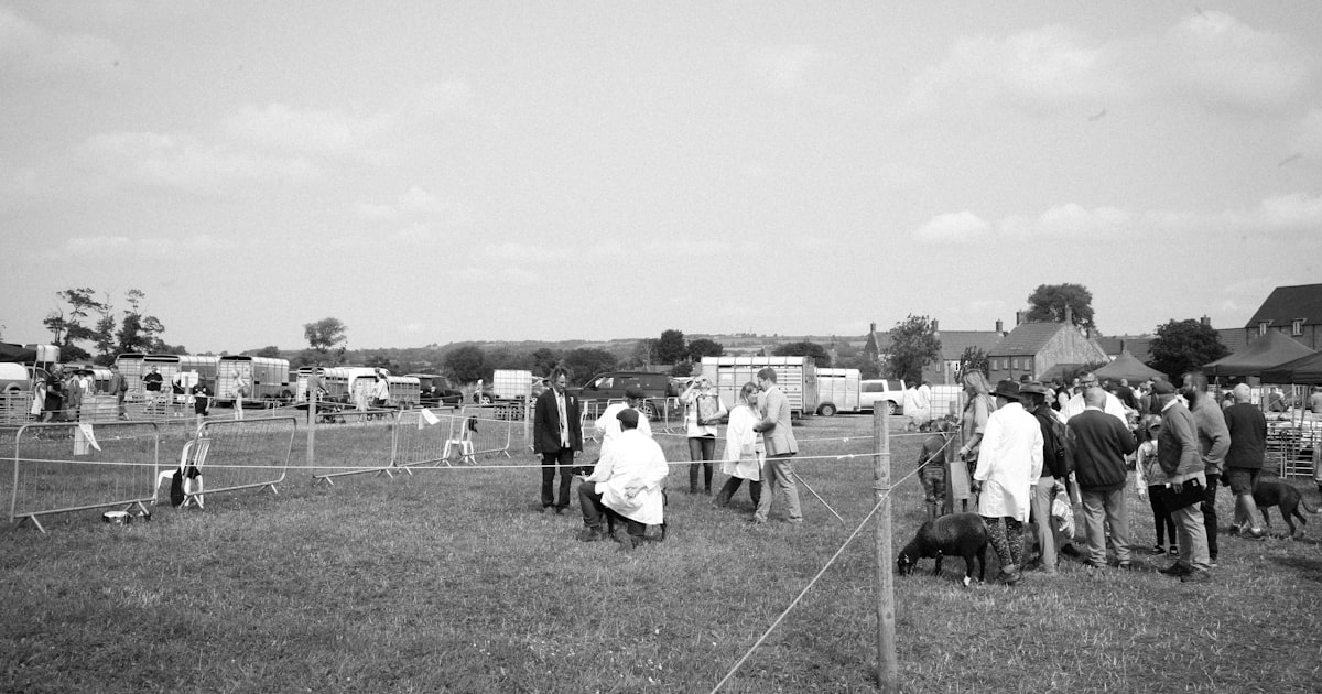 A black and white photo of a crowd of people — Clube Prime, Empório Família Rodrigues